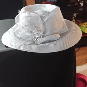 Elegant Grey Women's Hat with Decorative Brooch